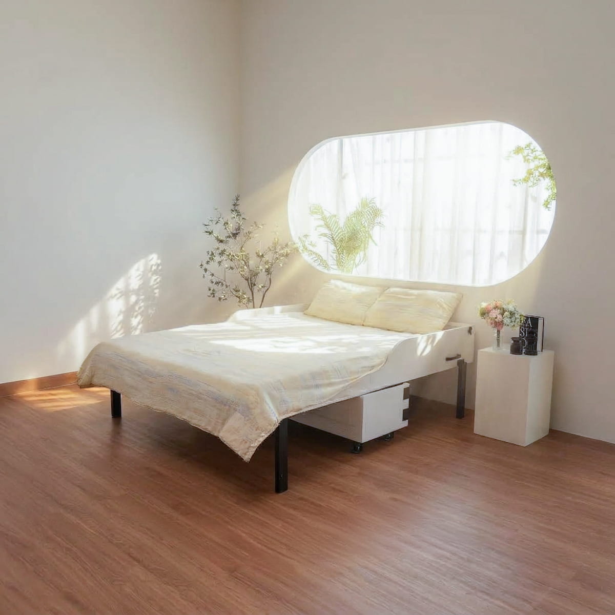 Room B - Cửa sổ oval bầu dục ngang và giường ngủ kem